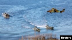 Tàu đổ bộ và máy bay trực thăng tham gia cuộc tập trận Trident Juncture của NATO, ngoài khơi bờ biển Trondheim, Na Uy, ngày 30 tháng 10, 2018.