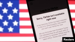 На иллюстрации изображен флаг США и приложение TikTok с сообщением «Извините, TikTok сейчас недоступен».