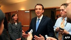 Cựu thống đốc bang Minnesota Tim Pawlenty (giữa) đã chính thức tuyên bố ra tranh sự đề cử của đảng Cộng Hòa cho cuộc bầu cử tổng thống năm 2012