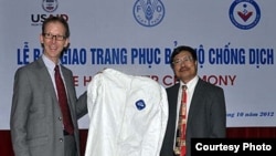 Ông Joakim Parker, Giám đốc USAID tại Việt Nam trong lễ bàn giao trang phục bảo hộ chống dịch bệnh 