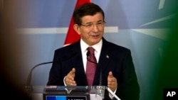 Thủ tướng Thổ Nhĩ Kỳ Ahmet Davutoglu phát biểu trong cuộc họp báo tại Trụ sở NATO ở Brussels, ngày 30/11/2015.