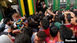 Di dân giận dữ la ó phản đối cảnh sát tại trạm xe lửa Keleti ở Budapest, Hungary, ngày 3/9/2015. 