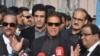 عمران خان (درمیان میں) نامہ نگاروں سے گفتگو کرتے ہوئے (فائل)