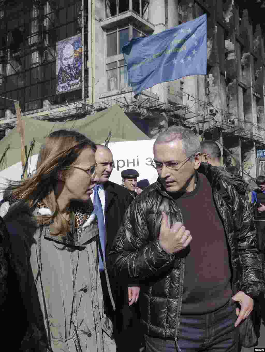 Cựu tỷ phú dầu hỏa Nga Mikhail Khodorkovsky (phải) và nhà hoạt động đối lập Nga Ksenia Sobchak đến thăm Quảng trường Độc lập, cái nôi của cuộc nổi dậy chống Tổng thống đã bị lật đổ Viktor Yanukonich, trong thủ đô Kyiv của Ukraina, 9/3/14