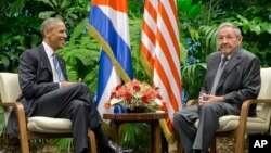 Tổng thống Barack Obama trao đổi với Chủ tịch Cuba Raul Castro tại Cung Cách mạng, thứ Hai ngày 21 tháng 03 năm 2016, Havana, Cuba.