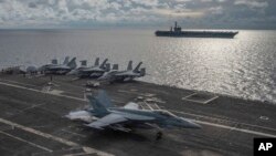 Ảnh do Hải quân Hoa Kỳ cung cấp cho thấy một chiến đấu cơ Super Hornet F/A-18 đáp xuống tàu sân bay Ronald Reagan ở Biển Đông, đi kèm là tàu sân bay Mỹ USS Nimitz, ngày 6/7/2020. (Mass Communication Specialist 2nd Class Samantha Jetzer/U.S. Navy via AP 