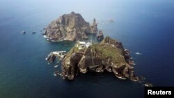 Nhóm đảo Dokdo, hay Takeshima, là trung tâm của cuộc tranh chấp lãnh thổ kéo dài nhiều thập niên giữa Hàn Quốc và Nhật Bản. 