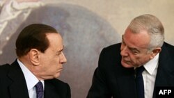 Thủ tướng Ý Silvio Berlusconi (trái) và Phó Thủ tướng Gianni Letta mở cuộc họp báo sau khi nội các chấp thuận áp dụng biện pháp khắc khổ