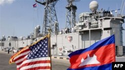 Chiến hạm USS Gary cập cảng Sihanoukville của Campuchia trong chuyến thăm lịch sử đất nước này, 9/2/2007