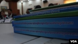 Tài liệu về biên giới giữa Việt Nam và Campuchia. (Ảnh VOA Khmer) 