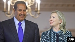 Ngoại trưởng Mỹ Hillary Clinton và Thủ tướng kiêm Ngoại trưởng của Qatar Sheikh Hamad bin Jassim bin Jabor Al Thani tại Bộ Ngoại giao ở Washington, 11/1/2012