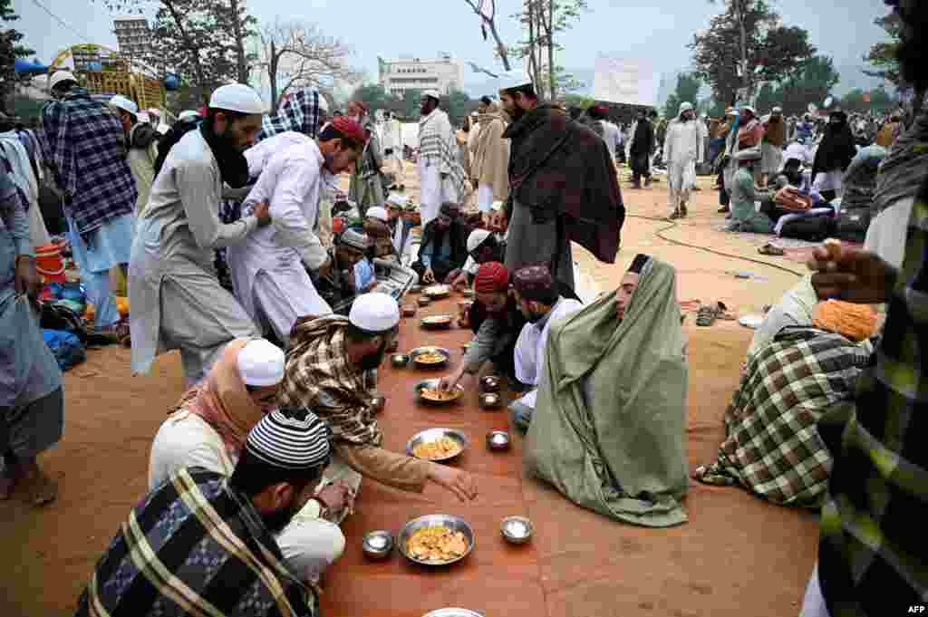 ناشتے کے دوران مارچ کے شرکا سیاسی صورتِ حال پر تبادلہ خیال کرتے رہے۔