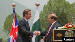 Thủ tướng Anh David Cameron (trái) và Thủ tướng Pakistan Nawaz Sharif trong cuộc họp báo chung tại Islamabad, 30/6/13