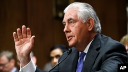 Ngoại trưởng Rex Tillerson điều trần trước Ủy ban Ngoại giao của Thượng viện Mỹ tại Capitol Hill hôm 13/6. Ông nói ông ủng hộ việc cắt giảm ngân sách của Tổng thống dù nhiều ý kiến cho rằng việc cắt giảm sẽ tổn hại đến Mỹ.