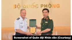 Tư lệnh Không quân Mỹ David L. Goldfein (trái) nhận quà lưu niệm từ Thứ trưởng Bộ Quốc phòng Phan Van Giang tại Hà Nội hôm 19/8. (Ảnh chụp màn hình Quân đội Nhân dân)