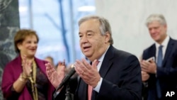 Tổng Thư ký Liên Hiệp Quốc Antonio Guterres (ở giữa) nói chuyện với các nhân viên LHQ, ngày 03/01/2017.