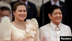 Phó Tổng thống Sara Duterte (trái) và Tổng thống Ferdinand "Bongbong" Marcos Jr. khi mới đắc cử trong buổi lễ nhậm chức tại Bảo tàng Quốc gia ở Manila, Philippines, ngày 30/6/2022.