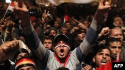 Tahrir Meydanı'nda bekleyen göstericiler, Mübarek'in istifa etmeyeceği açıklamasının ardından çılgına döndü. Bugün Mısır'ın büyük kentlerinde daha büyük gösteriler planlanıyor