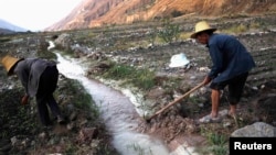 Tăng trưởng công nghiệp, lạm dụng hoá chất đã làm cho nhiều vùng quê ở Trung Quốc bị ô nhiễm chì, cadmium, thuốc trừ sâu và những chất độc khác.