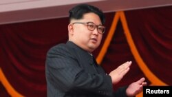 Lãnh tụ Bắc Triều Tiên Kim Jong Un vỗ tay trong lúc chủ trì một cuộc diễu hành tại quảng trường chính ở Thủ đô Bình Nhưỡng, ngày 10/5/2016.