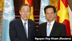 Tổng Thư ký LHQ Ban Ki-moon và Thủ tướng Nguyễn Tấn Dũng tại Văn phòng Chính phủ ở Hà Nội, 22/5/2015.