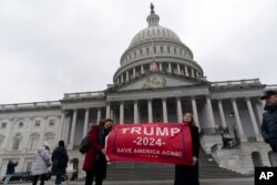 Trump destekçileri, Washington'daki ABD Kongre Binası önünde fotoğraf çektiriyor- 19 Ocak 2025.