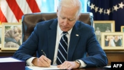 Amerika’da 20 Ocak’ta yemin ederek göreve başlayan Joe Biden’ın geçirdiği 1,9 trilyon dolarlık ekonomik yardım paketi, başkanlığının ilk 50 gününde elde ettiği en büyük zafer olarak yorumlanıyor.