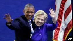 Tổng thống Barack Obama và ứng cử viên tổng thống của đảng Dân chủ Hillary Clinton tại Đại hội Đảng ở Philadelphia, 27/7/2016.