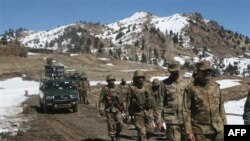 Binh sĩ Pakistan tuần phòng trong khu vực bộ tộc ở Bắc Waziristan