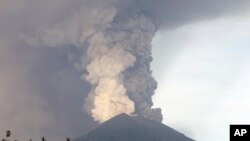 Núi lửa Agung phun khói, tro tại Karangasem, Bali, Indonesia, ngày 27/11/2017.