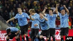 Cầu thủ đội Uruguay vui mừng sau khi Dominic Adiyiah của đội Ghana không ghi được bàn trong cú phạt đền