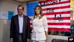 Đệ nhất Phu nhân Melania Trump và Bộ trưởng Y tế và Dịch vụ Nhân sinh Alex Azar tại Trung tâm Giáo dục Hy vọng mới cho Trẻ em ở McAllen, Texas, ngày 21/6/2018