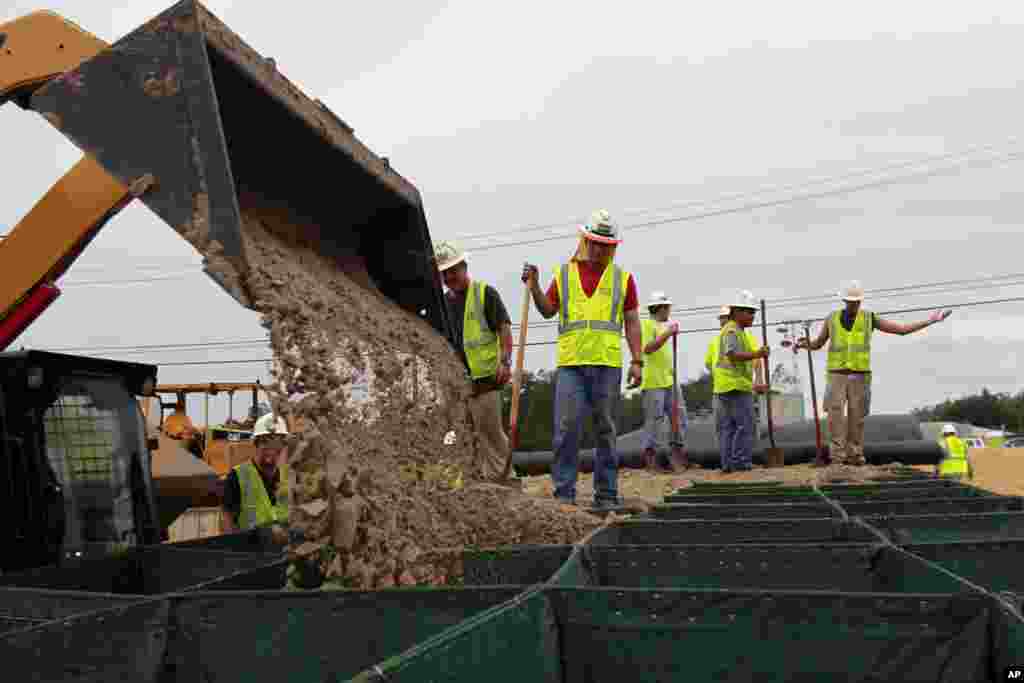 C&ocirc;ng nh&acirc;n tấn th&ecirc;m đất cho con đường số 23 của quận Plaquemines, tiểu bang Louisiana, chuẩn bị chờ b&atilde;o. 28/8/2012.