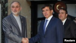 Ngoại trưởng Iran Ali Akbar Salehi (trái) và Ngoại trưởng Thổ Nhĩ Kỳ Ahmet Davutoglu họp tại Ankara hồi tháng 8, 2012