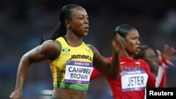 Veronica Campbell-Brown người Jamaica (trái) về nhất vòng bán kết cuộc đua 200 mét nữ tại Olympic London 2012, 7/8/2012