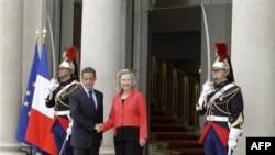 Tổng thống Pháp Nicolas Sarkozy và Ngoại trưởng Hoa Kỳ Hillary Clinton tại cuộc họp ở Paris