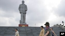 Tượng đài Hồ Chí Minh ở Vinh.