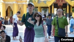 Du khách Trung Quốc tham quan Chùa Shwedagon ở Yangon vào năm 2017.