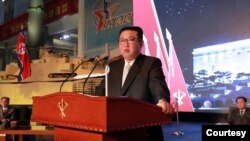 Nhà lãnh đạo Triều Tiên Kim Jong Un phát biểu trong cuộc triển làm về phát triển quốc phòng ở Bình Nhưỡng vào ngày 12/10/2021.