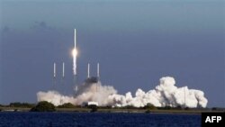 Hỏa tiễn Falcon 9 được phóng lên từ mũi Canaveral, bang Florida hôm 8 tháng 12, 2010