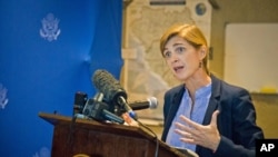 Đại sứ Mỹ tại LHQ Samantha Power phát biểu với giới truyền thông tại Freetown, Sierra Leone, ngày 27/10/2014.