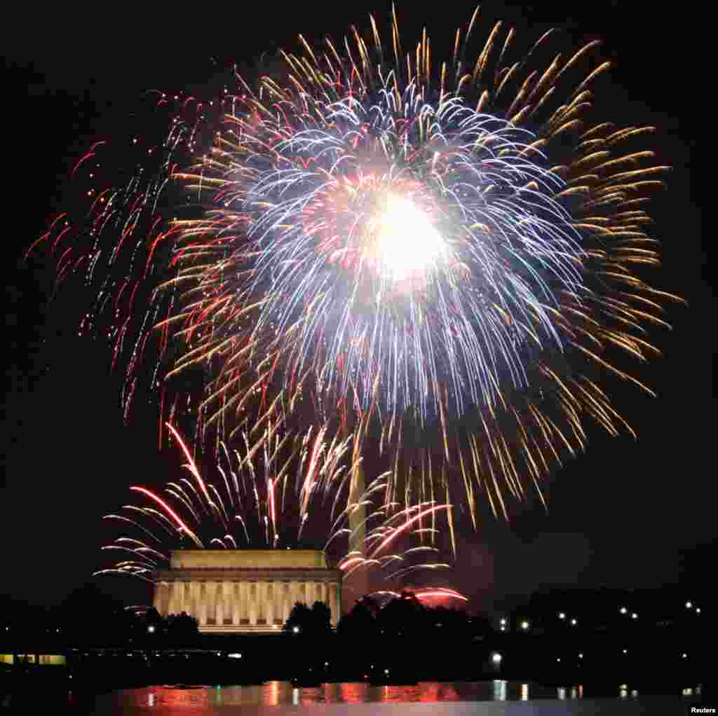 Ph&aacute;o b&ocirc;ng tại Đ&agrave;i tưởng niệm Lincoln ở thủ đ&ocirc; Washington, 4/7/2011. (Brian Allen/VOA)