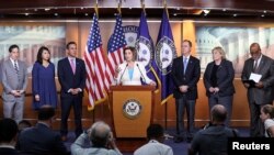 Chủ tịch Hạ viện Hoa Kỳ Nancy Pelosi loan báo bổ nhiệm các thành viên ủy ban đặc tuyển điều tra vụ tấn công Điện Capitol ngày 6 tháng 1 trong một cuộc họp báo ở Washington, ngày 1 tháng 7, 2021. Dân biểu Stephanie Murphy (thứ hai, từ trái) là một trong các thành viên.