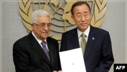 Tổng thống Palestine Mahmoud Abbas, trái, đưa bản đề xuất cho Tổng thư ký Liên Hiệp Quốc Ban Ki-moon tại Trụ sở Liên Hiệp Quốc, Thứ Sáu, 23/9/2011