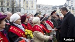 Tổng thống Ukraina Viktor Yanukovich chào đón các cựu chiến binh trong một buổi lễ để đánh dấu ngày giải phóng khỏi Đức Quốc xã trong Thế chiến thứ Hai và cũng là ngày bầu cử quốc hội ở Kiev, 28/10/2012