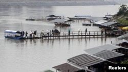 Sông Mekong gần cửa khẩu Chiang Saen của Thái Lan trong khu vực Tam Giác Vàng, nơi cửa khẩu ba nước Thái Lan, Lào, và Miến Điện tiếp giáp. 