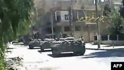 Hình ảnh từ video nghiệp dư cho thấy xe tăng của lực lượng Syria trên đường phố ở Deir el-Zour, Syria, ngày 9/8/2011