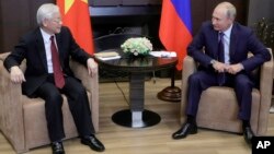 Tổng thống Nga Vladimir Putin (phải) tiếp Tổng bí thư Việt Nam Nguyễn Phú Trọng tại Sochi ngày 6/7/2018.