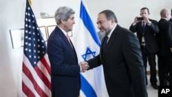 Ngoại trưởng Hoa Kỳ John Kerry (trái) và Ngoại trưởng Israel Avigdor Lieberman họp tại Jerusalem, 3/1/13