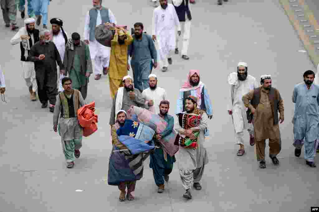 آزادی مارچ کے شرکا اپنے ہمراہ بستر اور گرم کپڑے بھی لائے ہیں۔ بعض شرکا کا کہنا ہے کہ وہ اپنے ساتھ کئی روز کا راشن لائے ہیں